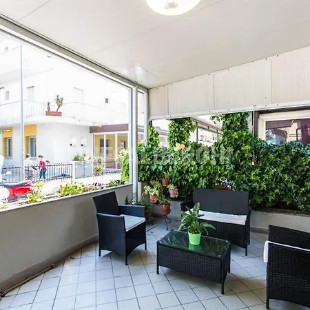 Laura Hotel *