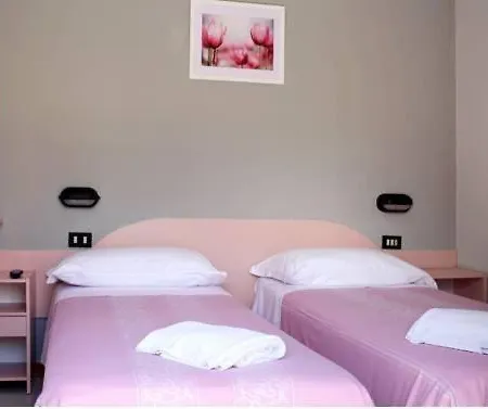 Laura Hotel *